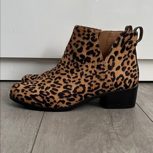 VIONIC NWOT Leopard Print Fur Leather Ankle Boots V Cutout, Size 8